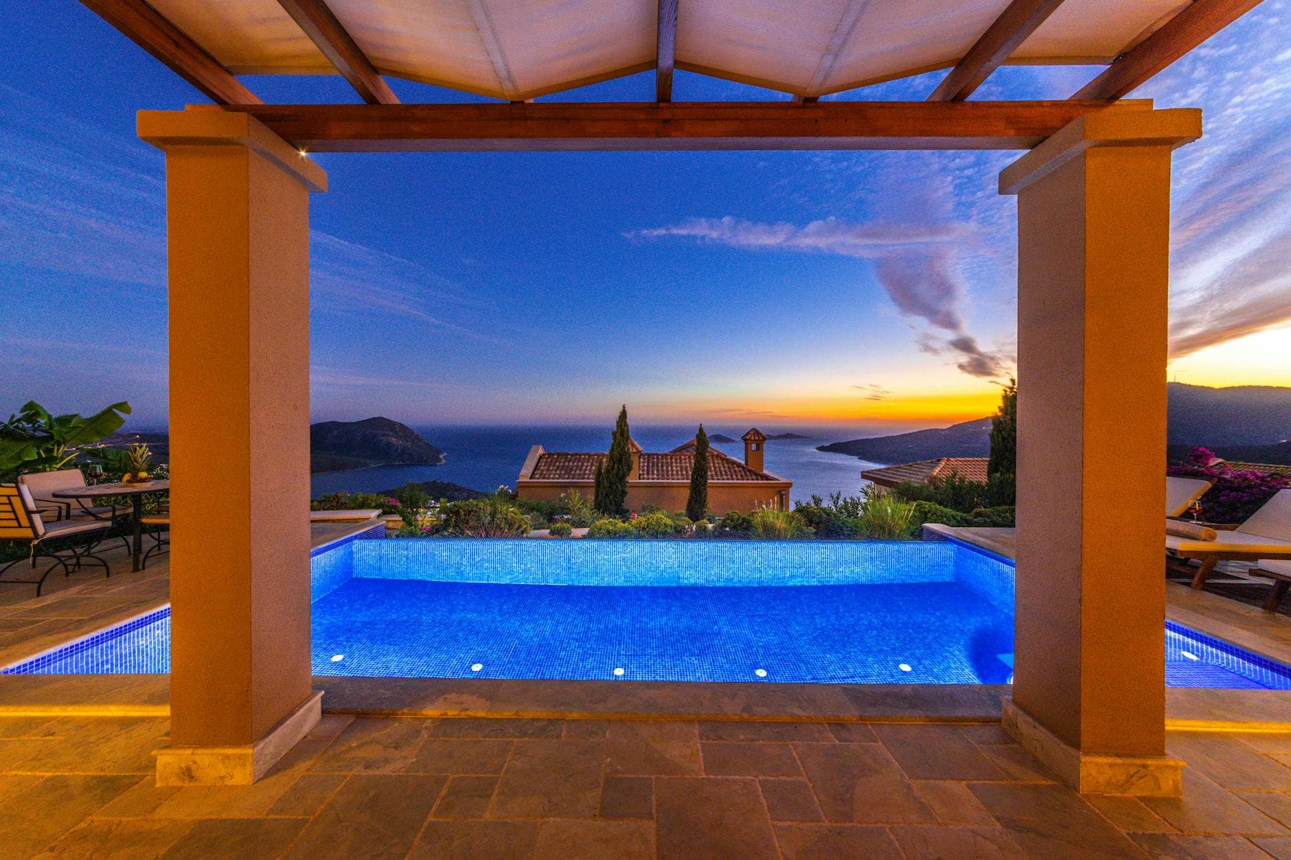 Infinity pool private villa