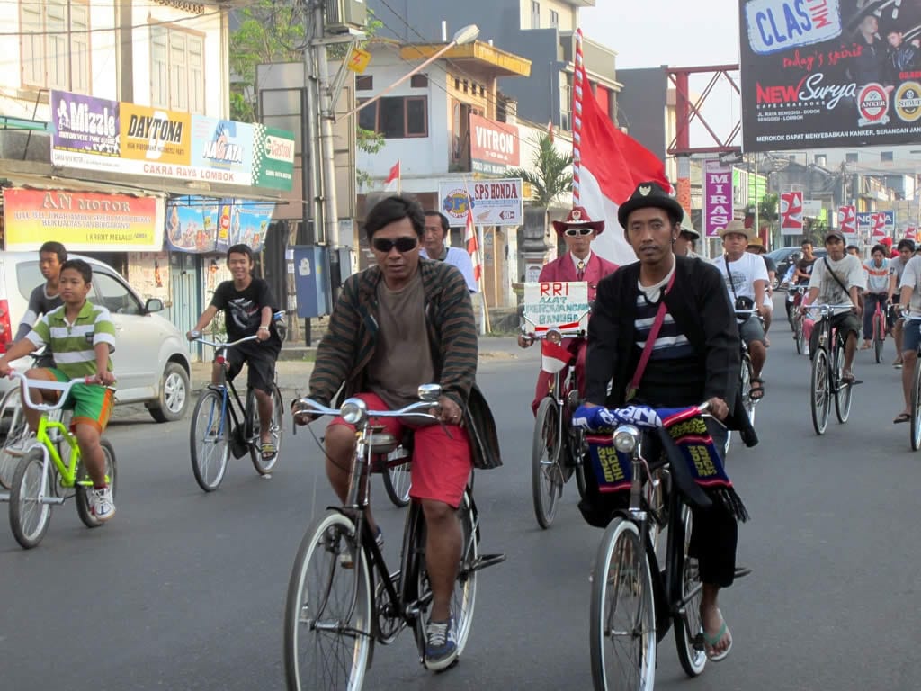 Mataram's Civil Service Police Add a Human Hand to School-Crossing Safety